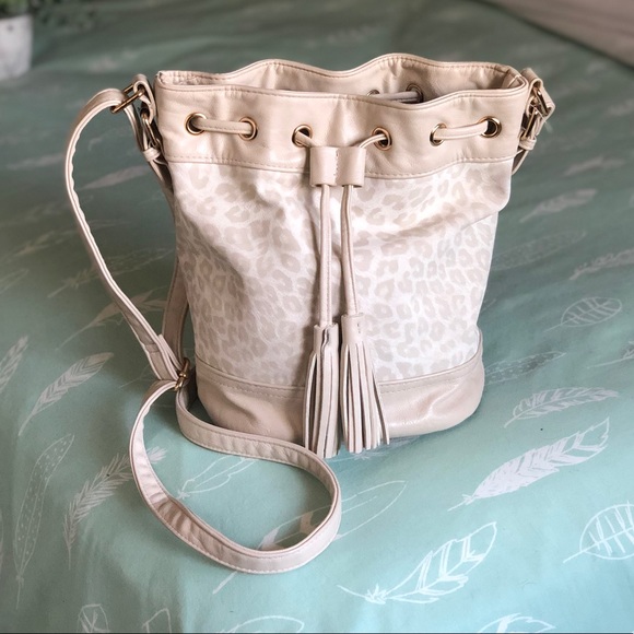 Leopard print crossbody bucket bag - Fiorelli neutral cream snow leopard print - Picture 3 of 16